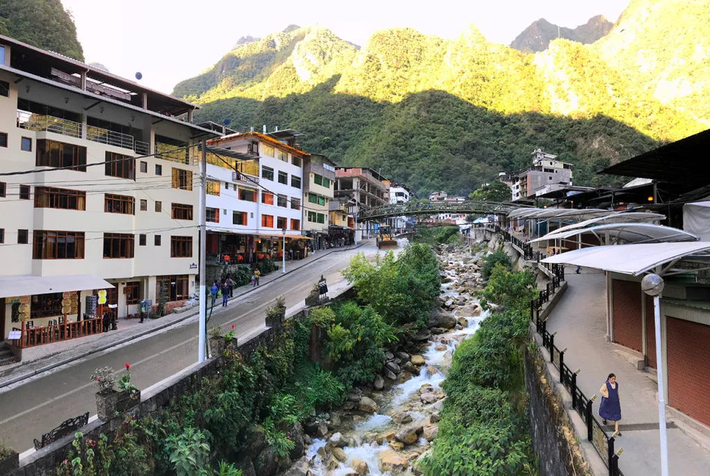 aguas-calientes-machu-picchu-pueblo-perurail-peru-23